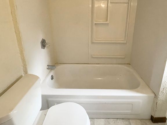 2nd image of 826 W Ashland Ave #824