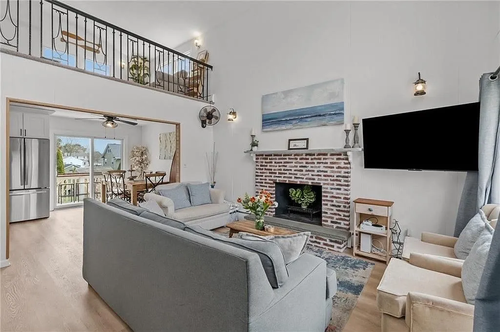 3 bed, 3.0 bath, 1710 sqft, $2,300 — Photo 3