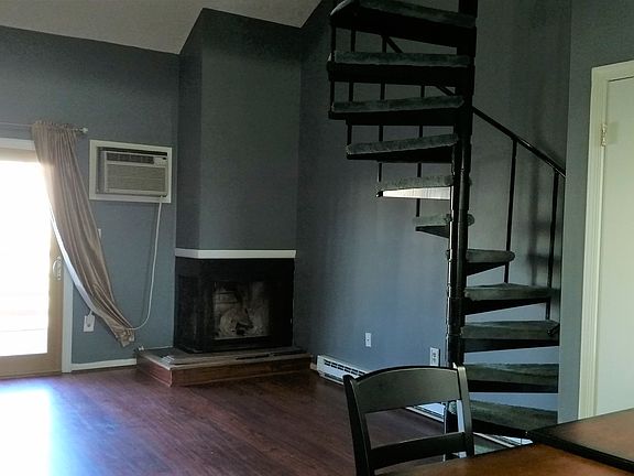 Living Room / Fireplace