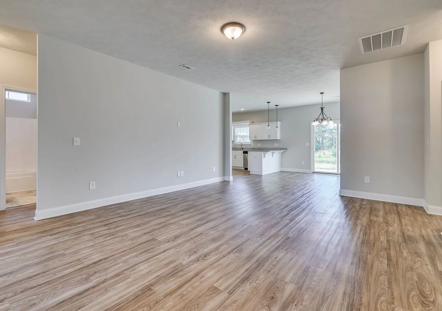 Beautiful And Space Saving Luxury In Deodar Plantation! Free Rent!! (With Approved Credit) — Photo 4