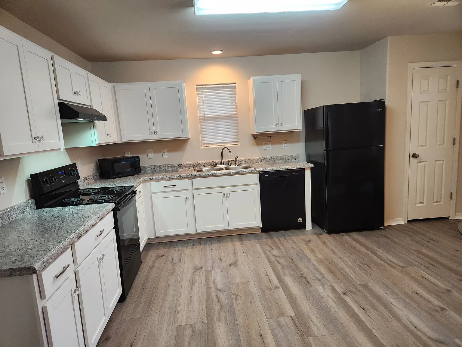 3 bed, 2.5 bath, 1633 sqft, $2,150 — Photo 3