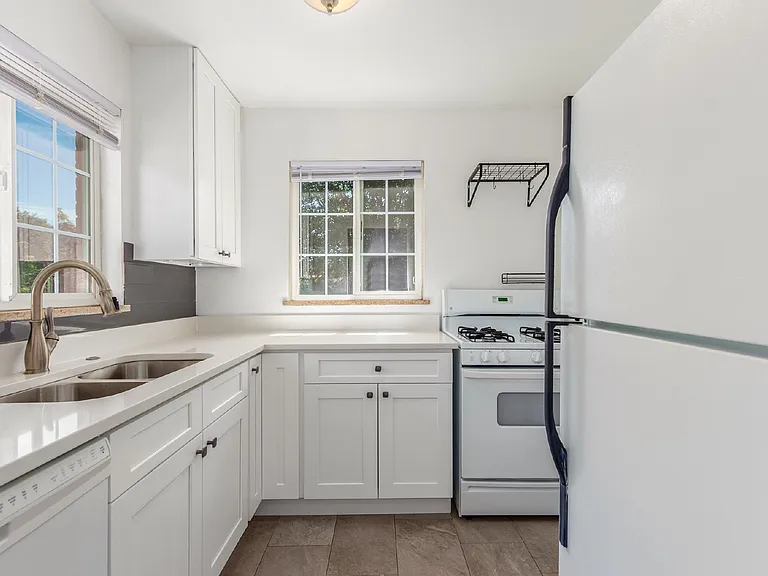 1385 S Grant St — Photo 9