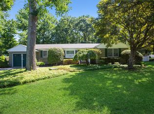 23 Ridgeley Rd, Smithtown, NY 11787