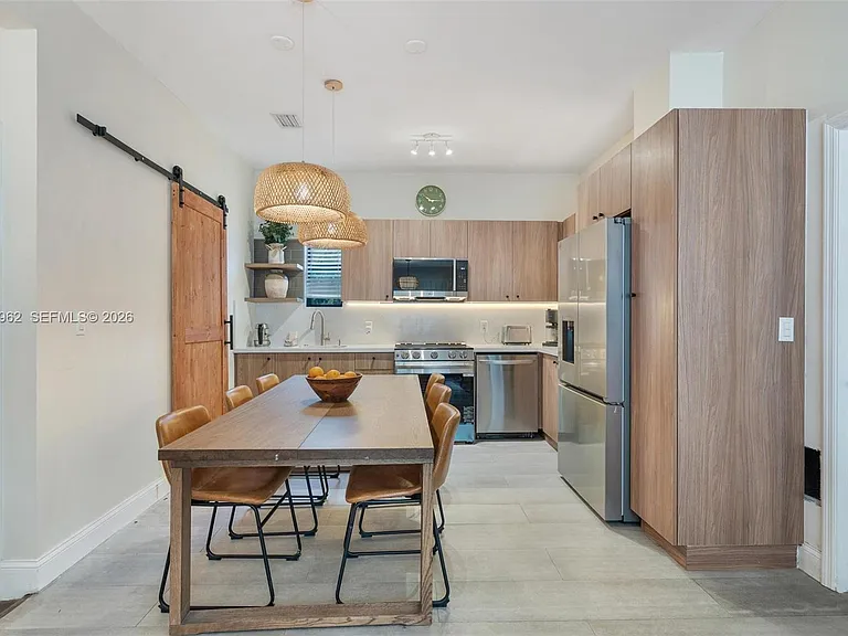 920 SW 9th St — Photo 11