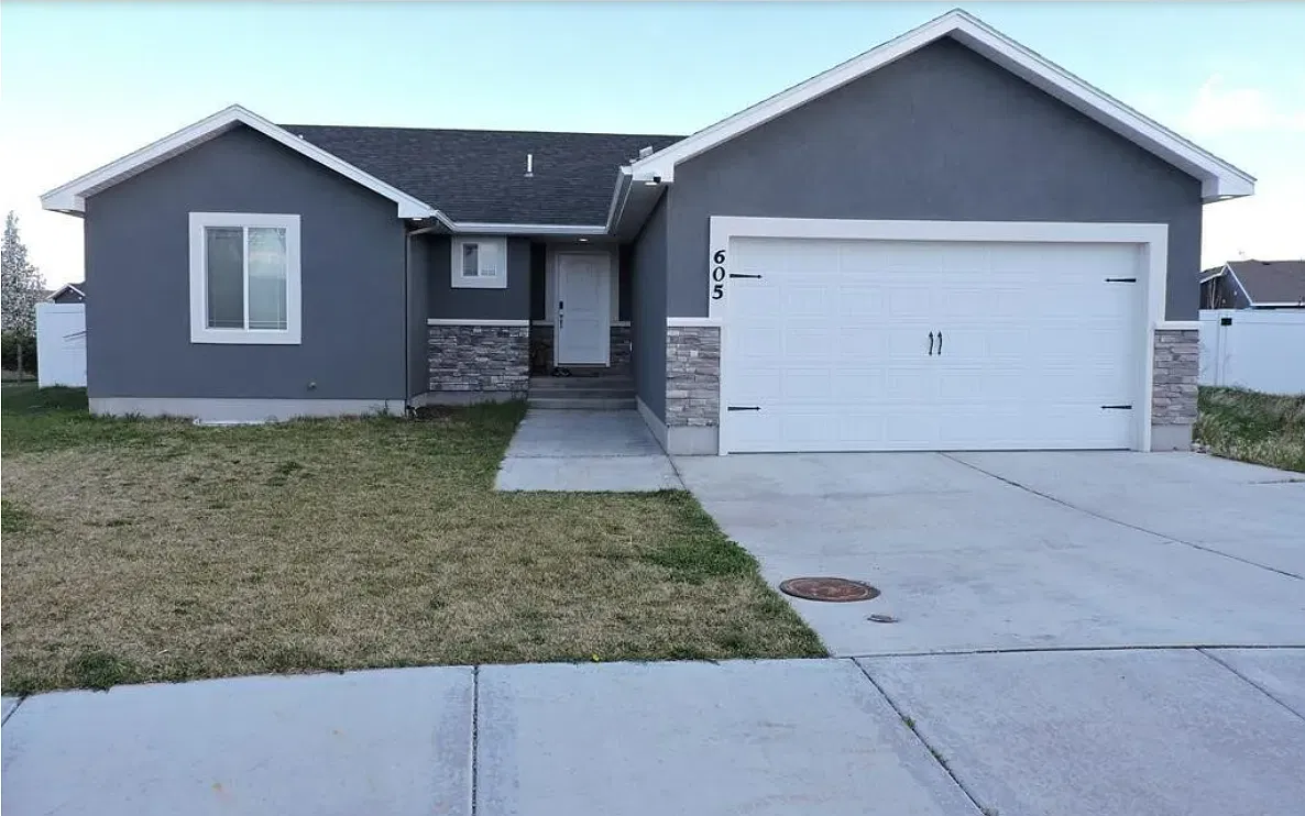6 bed, 1367 sqft, $700 — Photo 1