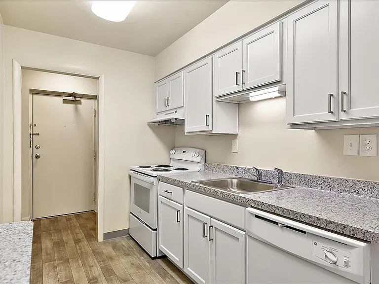 Parkwood Apartments — Photo 12