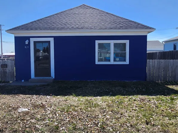 821 10th St, Gothenburg, NE 69138