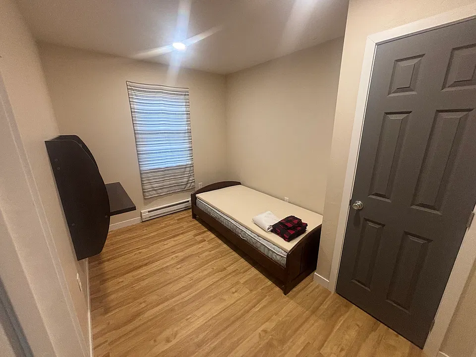 975 N Valley Ct