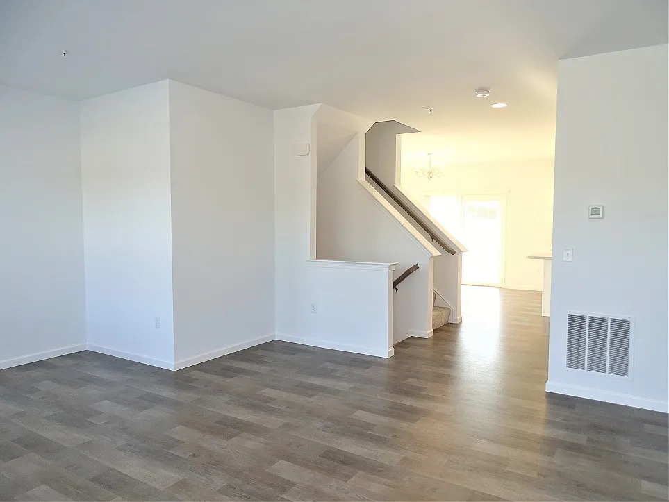 3 bed, 2.5 bath, 1688 sqft, $2,095 — Photo 3