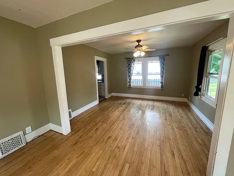 216 Alderson Ave — Photo 2