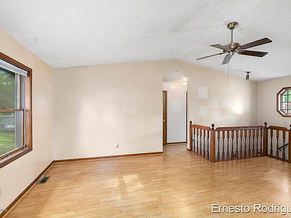 4th image of 565 Cummings Ave NW