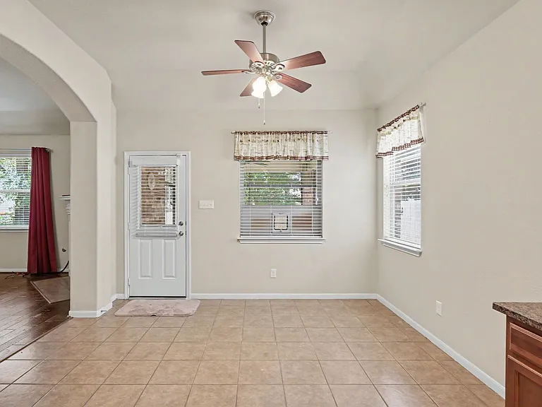 1912 Hill Manor Dr — Photo 13