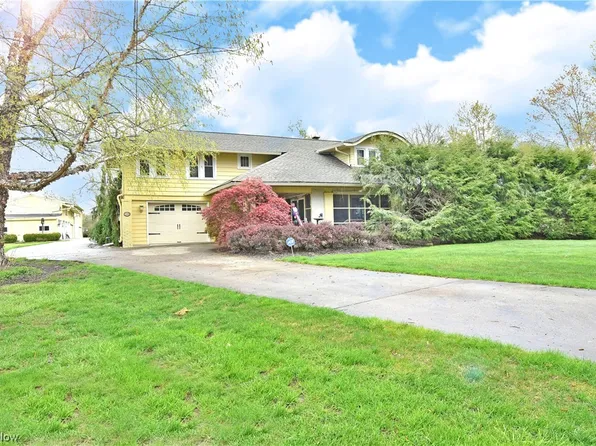 1540 Fisher Dr, Hubbard, OH 44425