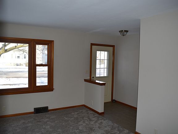 3rd image of 104 E Taylor St