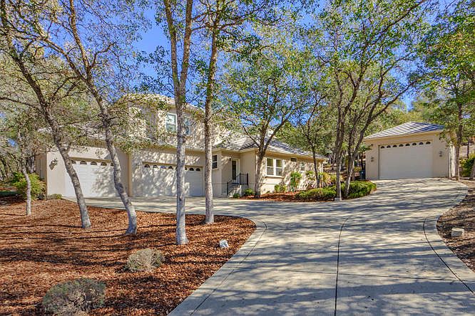 Attached 3 car garage 