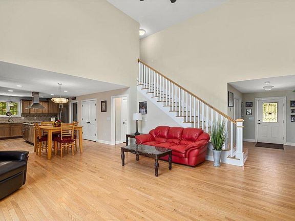 3rd image of 164 Bartlett Dr