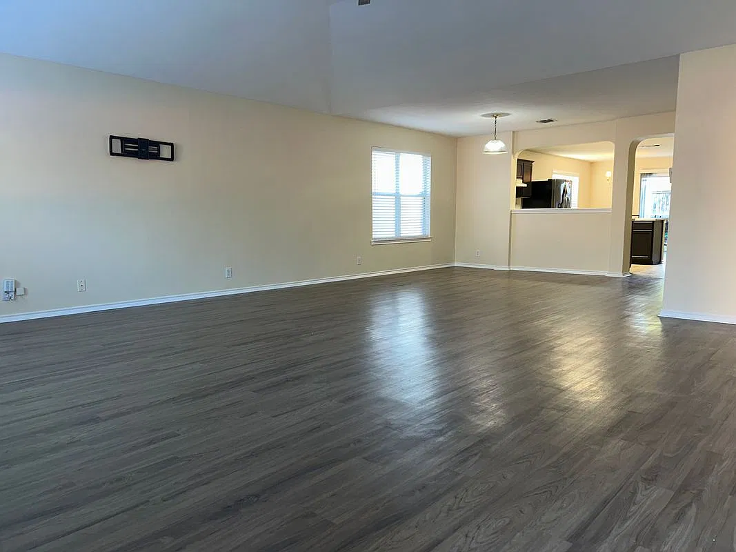 3 bed, 2.0 bath, 2115 sqft, $1,975 — Photo 2