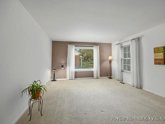 4th image of 1734 Country Club Dr NE