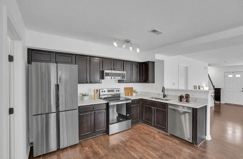 1 bed, 2.5 bath, 1380 sqft, $1,100 — Photo 3
