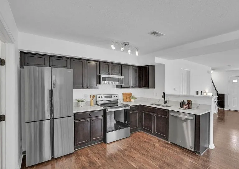 120 Gifford Rd — Photo 3