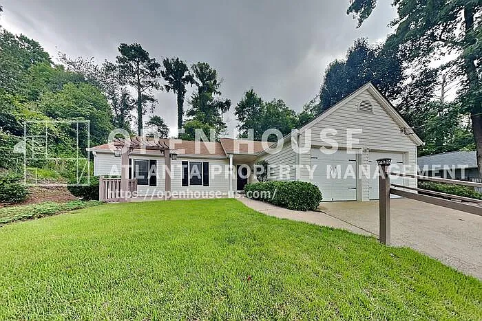 815 Riverstone Ln — Photo 2