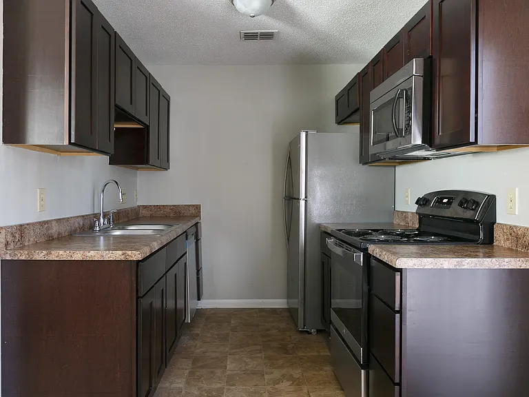 613 Mosswood Ln — Photo 4