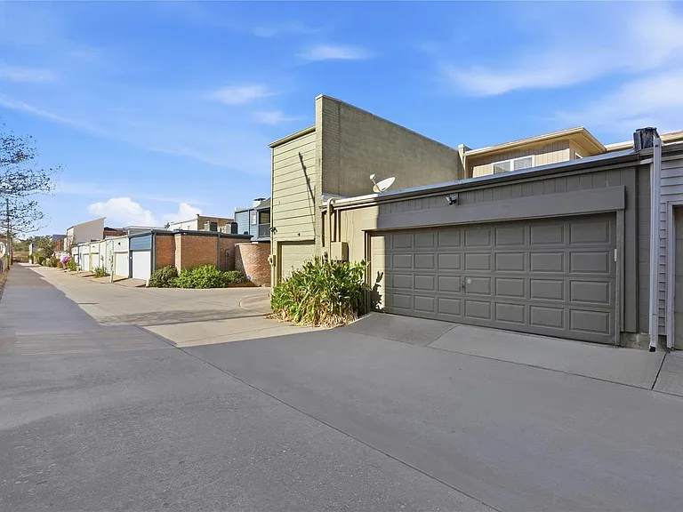 7535 Olympia Dr — Photo 31