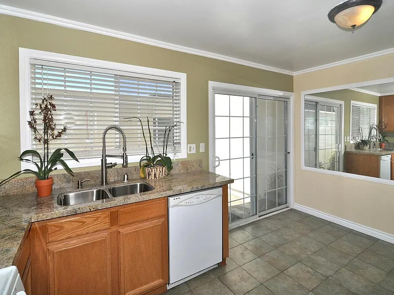 19200 Hamlin St #4 — Photo 8