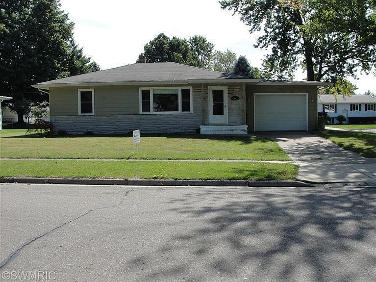 1st image of 1001 Oakwood Dr