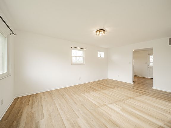 2nd image of 208 S Kenmore Rd