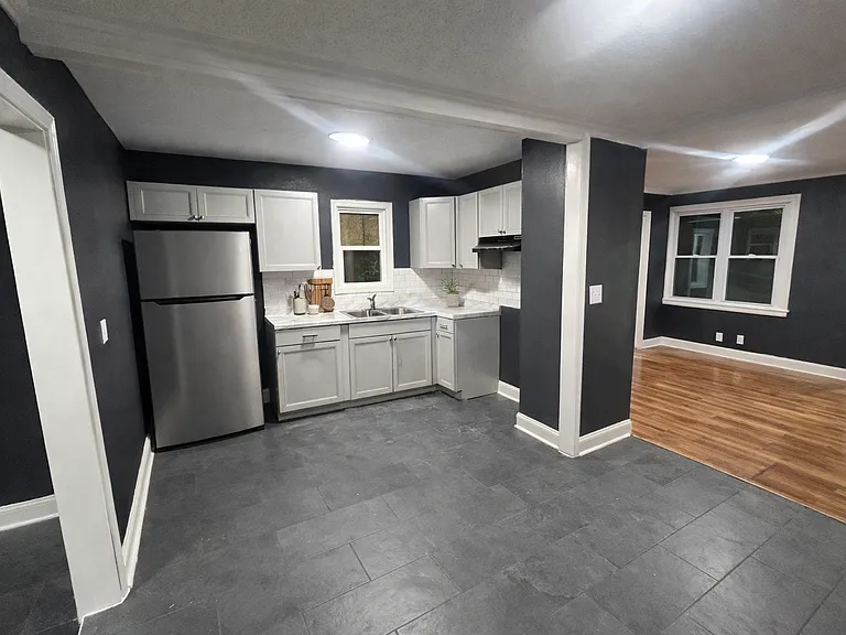 697 N Holmes St — Photo 3