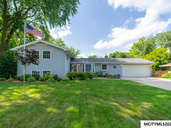 38 Country Cir, Mason City, IA 50401