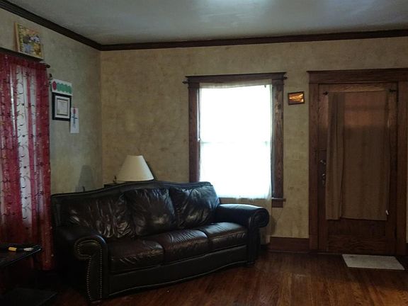 2nd image of 827 S 32nd St
