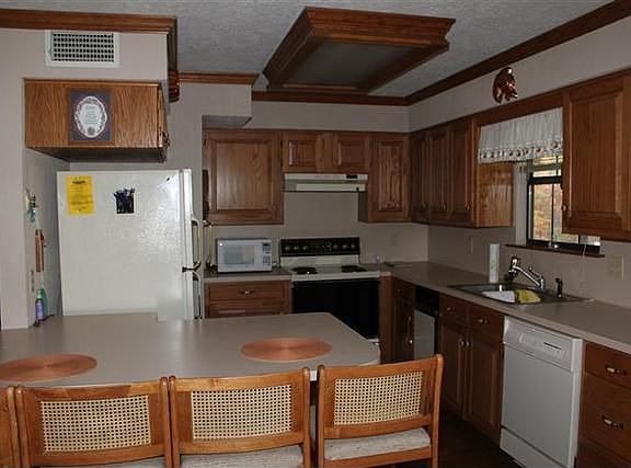 3rd image of 463 Lakeshore Dr