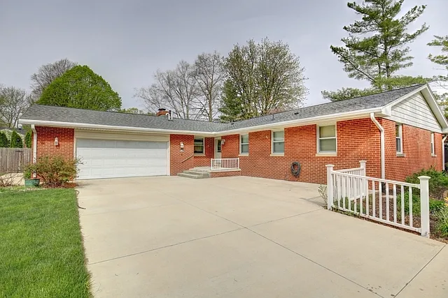 2109 Lynwood Dr photo 1
