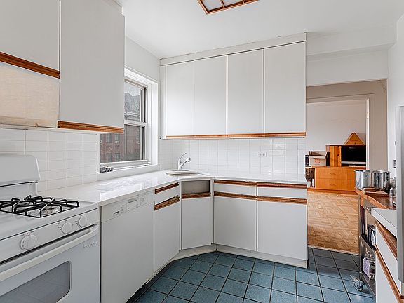 5th image of 34 Plaza St E APT 407