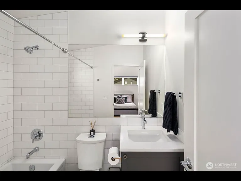 4028 5th Ave NE — Photo 10