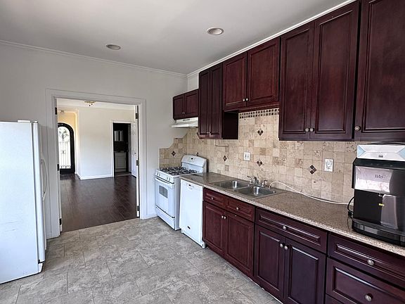 4th image of 2272 Cove Ave #1