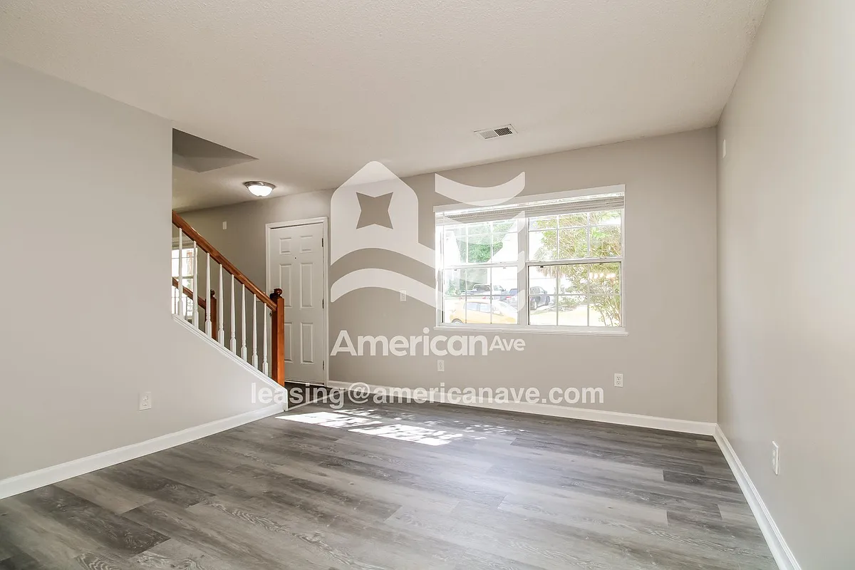 1586_002_living_room_2.jpg - 136 Bay Front Dr