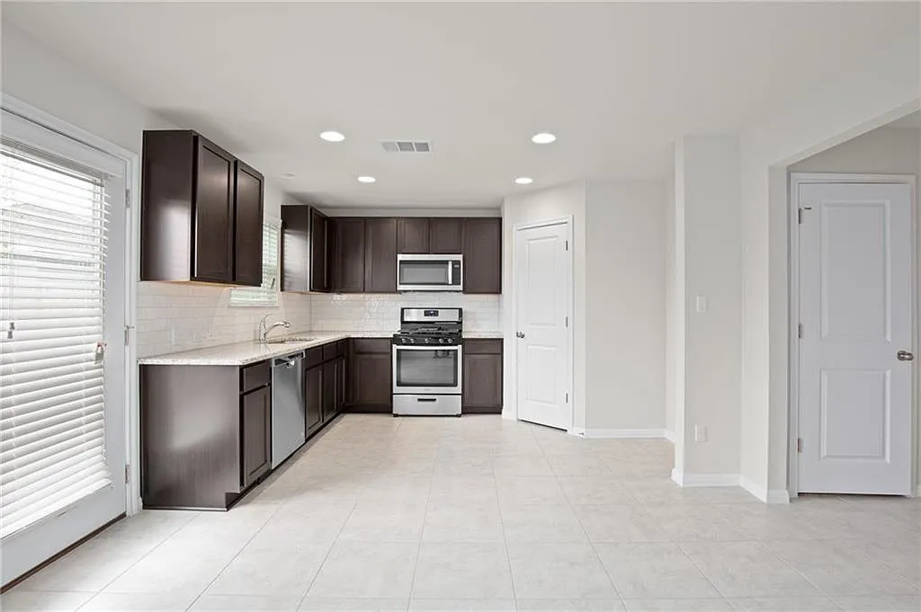 3 bed, 2.5 bath, 1280 sqft, $1,995 — Photo 2