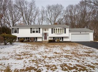 34 Castle Dr, Scituate, RI 02831