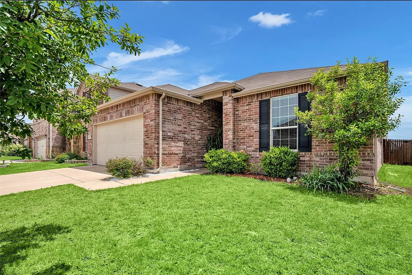 3 bed, 1975 sqft, $2,300 — Photo 2