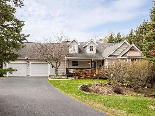 904 Bertina Ln, Traverse City, MI 49696