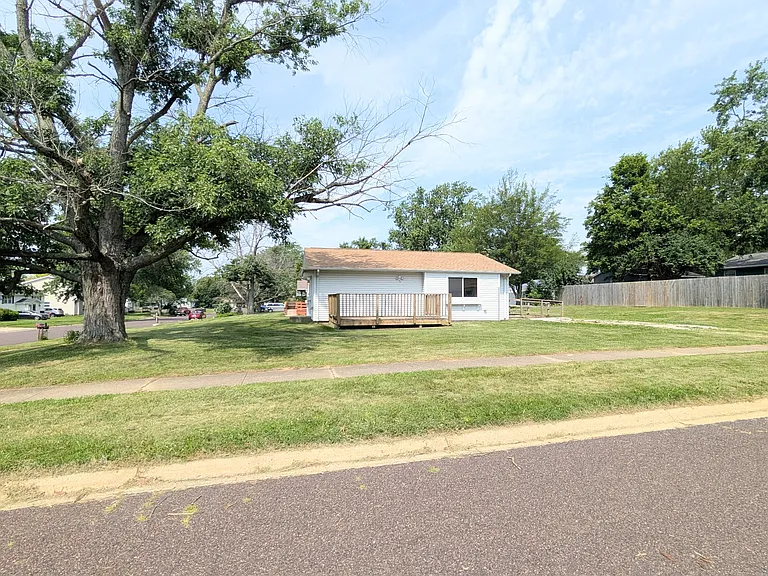 1504 Woodbine Dr — Photo 4