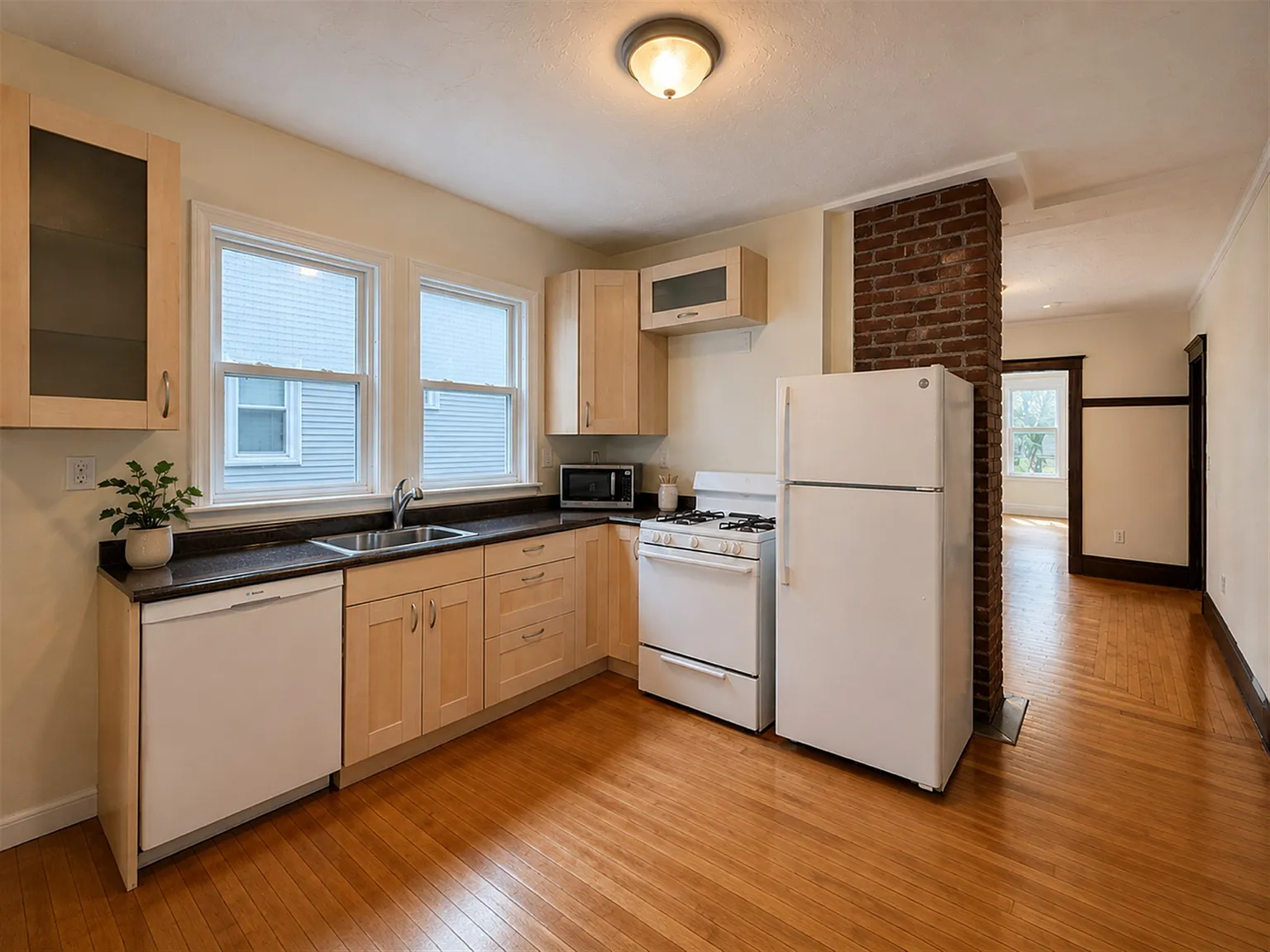 3 bed, 1300 sqft, $3,900 — Photo 2