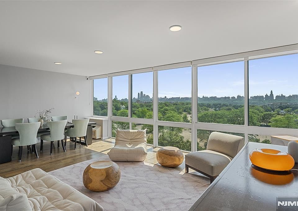 1st image of 618 Hudson Park