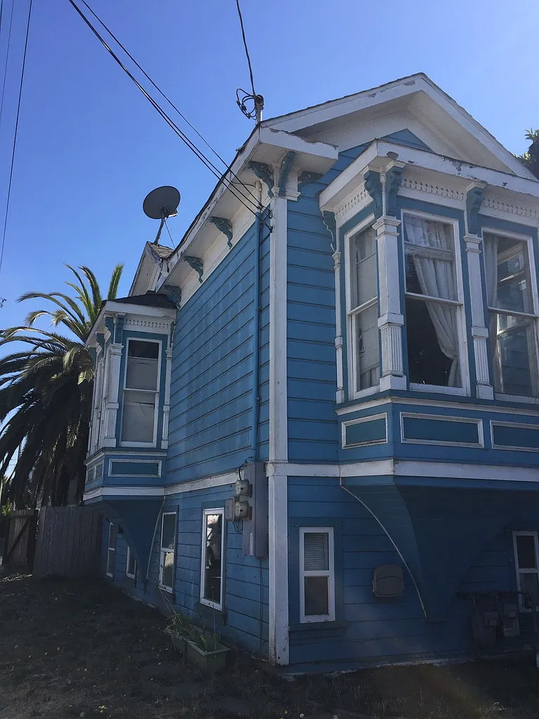 886 McElroy St — Photo 2