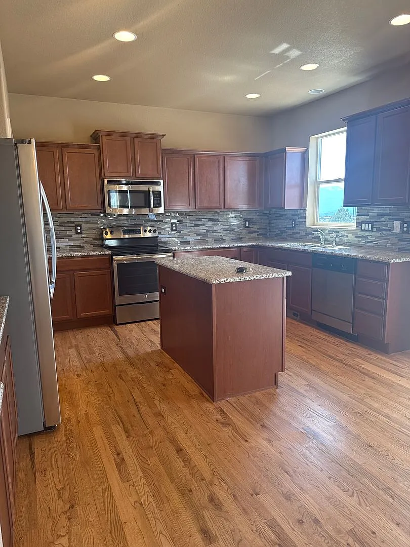 Pine Creek Beauty! 5 bedroom, 3.5 bath Home — Photo 4