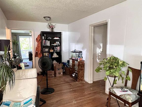 4th image of 402 N Wolcott St
