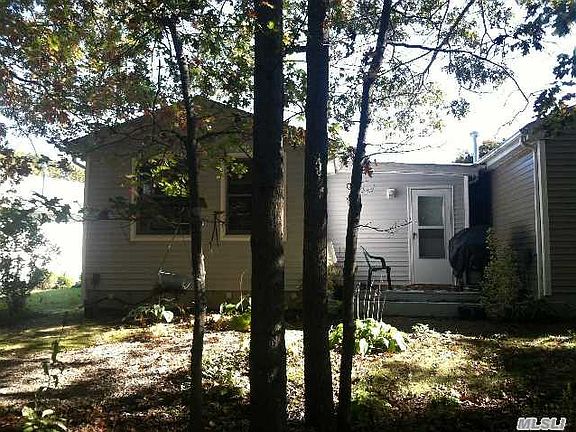 4th image of 205 Village Cir W